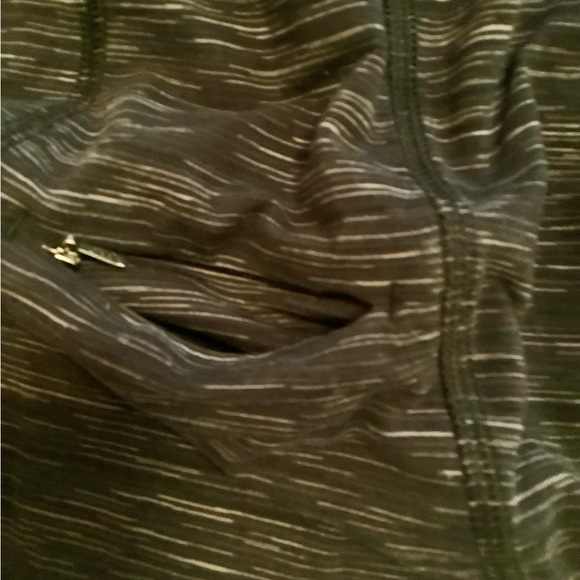 Athletic top grey crisscross straps size medium built in bra  phone pocket 🥀 - Picture 5 of 8